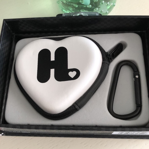 MONSTER Harajuku Lovers Earbuds - Picture 7 of 12